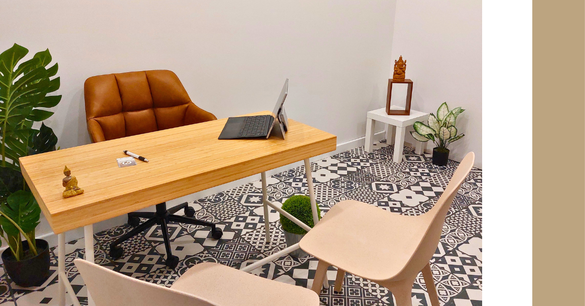 Un bureau avec un fauteuil et deux chaises