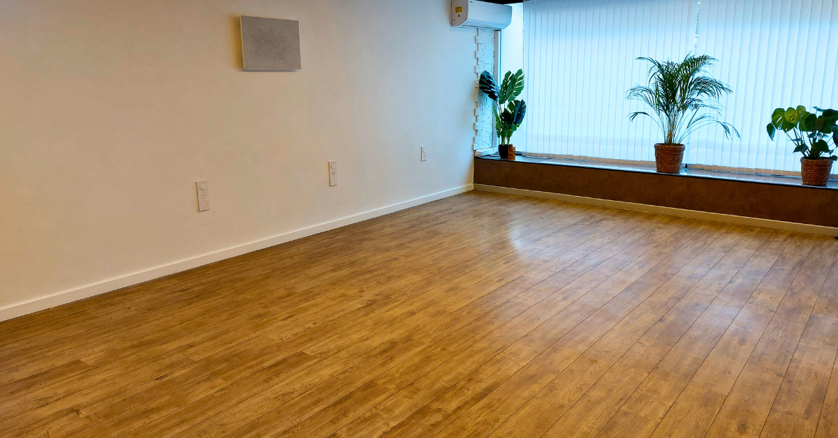 Une salle avec du parquet