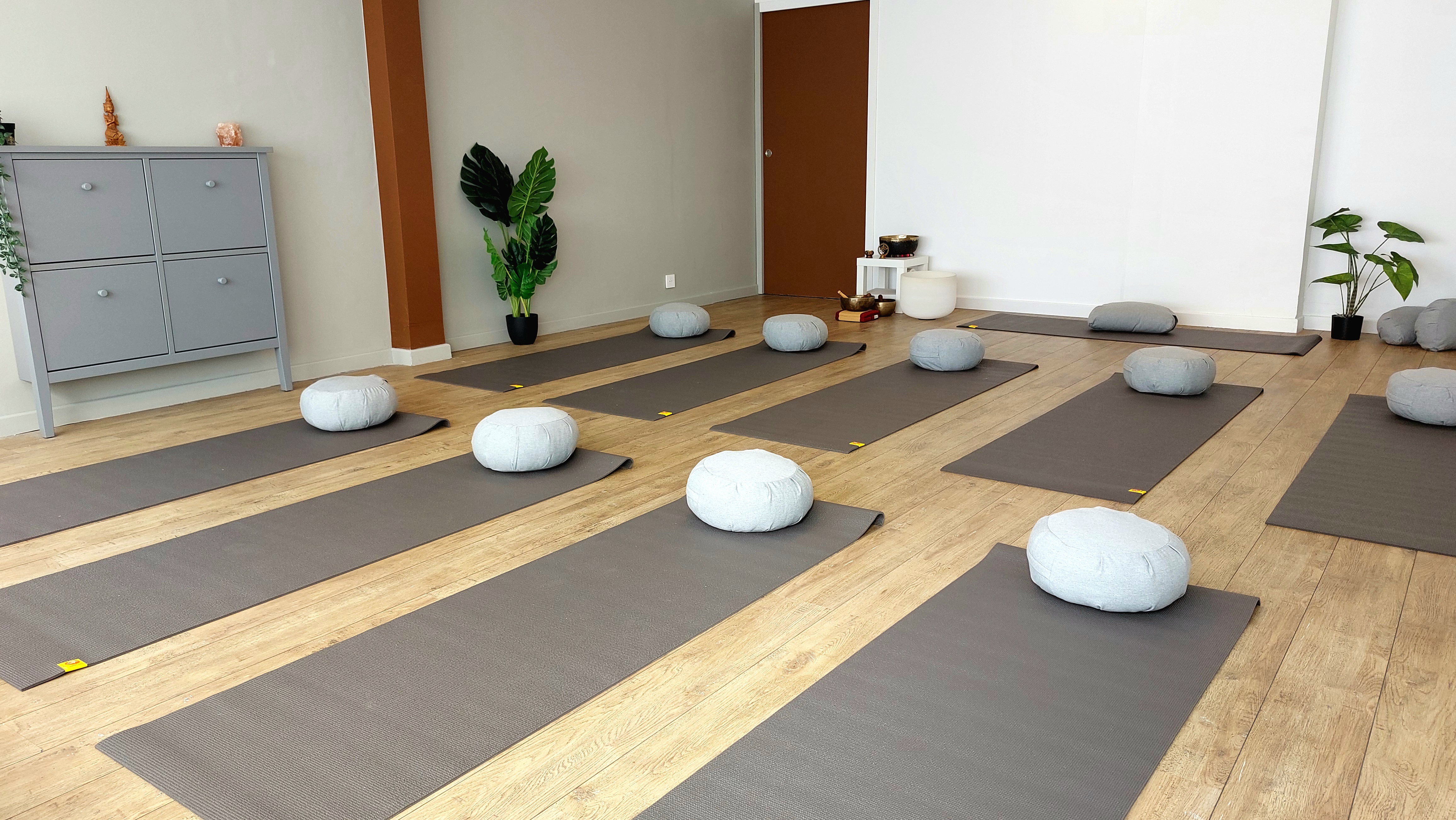 Salle de yoga claire et spacieuse avec des tapis